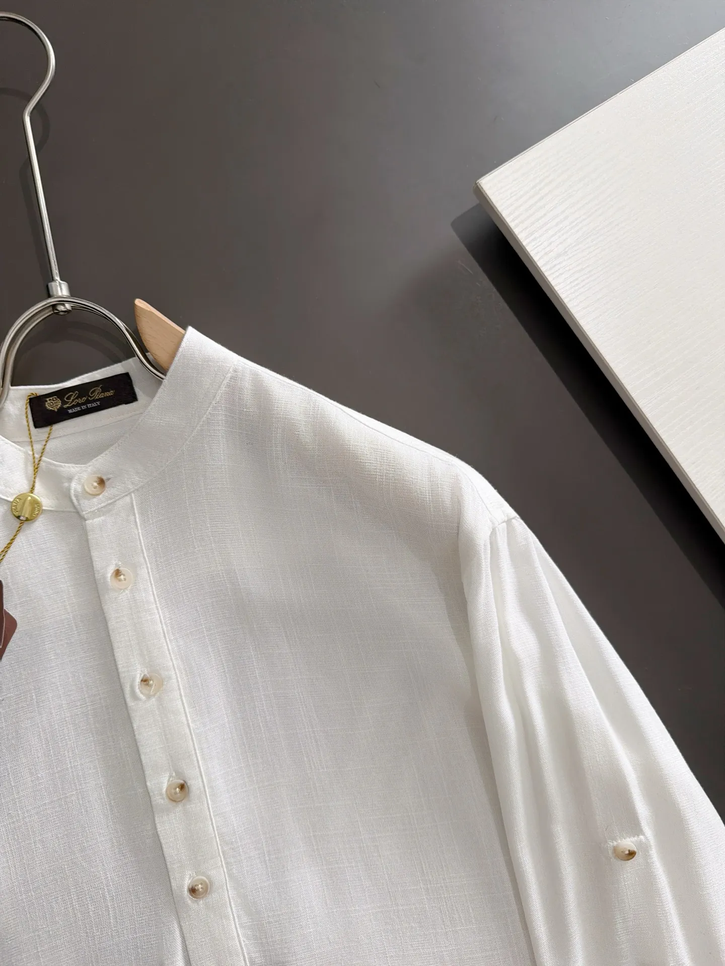 Next day shipment LP high quality Loro Piana 26ss autumn and winter New Arrival linen shirt set Made of one-on-one combed cotton yarn knitted linen fabrics, no pressure in and out of the counter Exclusive control of raw materials It feels substantial when weighed, and the upper body is more textured than ordinary T-shirts. This texture can cope with the weather easily and is suitable for both hot and cold! Loose fit design, looks noble. The only correct version is available Size: M to XXXL